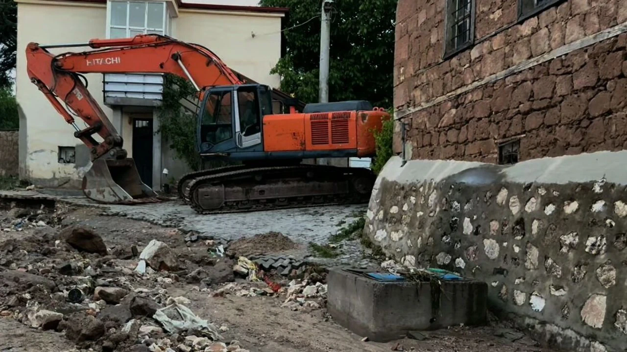 Niğde Gümüşler Sel Hasarı: Tarım Alanları ve Yollar Zarar Gördü Niğde Gümüşler Sel Hasarı: Tarım Alanları ve Yollar Zarar Gördü