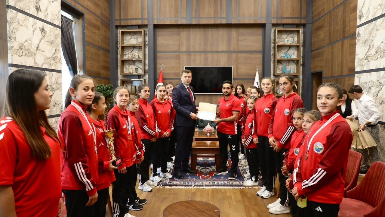 Okul Sporları Yıldız Kızlar Güreş Türkiye Şampiyonası'nda şampiyon olan Çamardı Mehmet Akif Ersoy YBO güreş takımı, Niğde Valisi Nedim Akmeşe tarafından makamında ağırlandı.