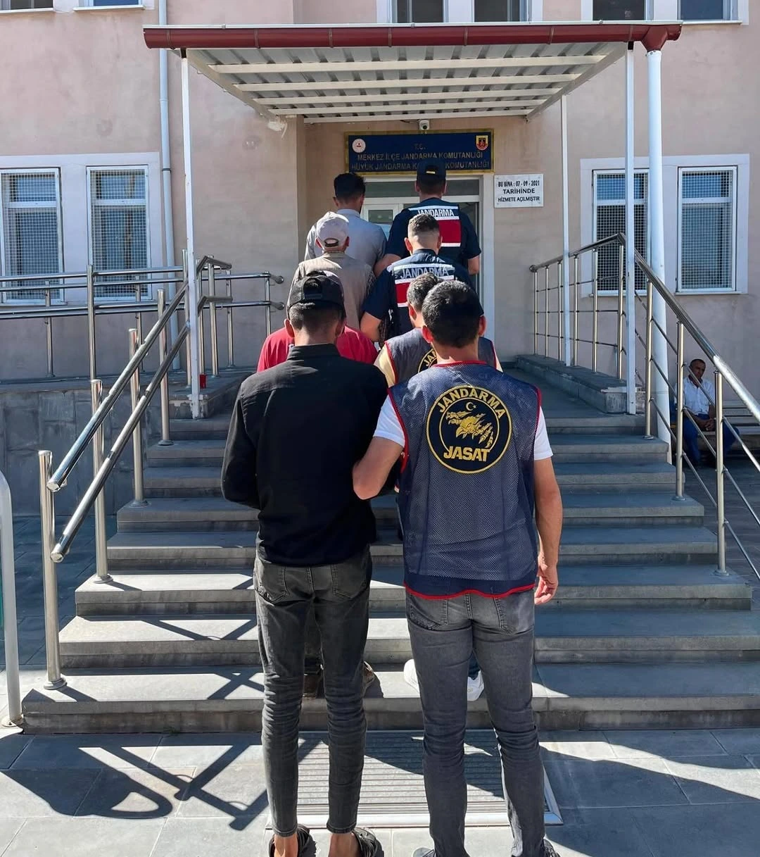 Niğde'nin Konaklı kasabasında meydana gelen 8,5 ton gübre hırsızlığı olayının ardından jandarma ekiplerinin düzenlediği operasyonda 12 şüpheli gözaltına alındı.